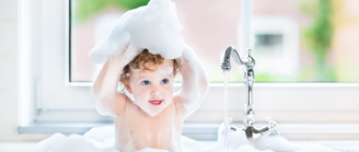 enfant dans le bain